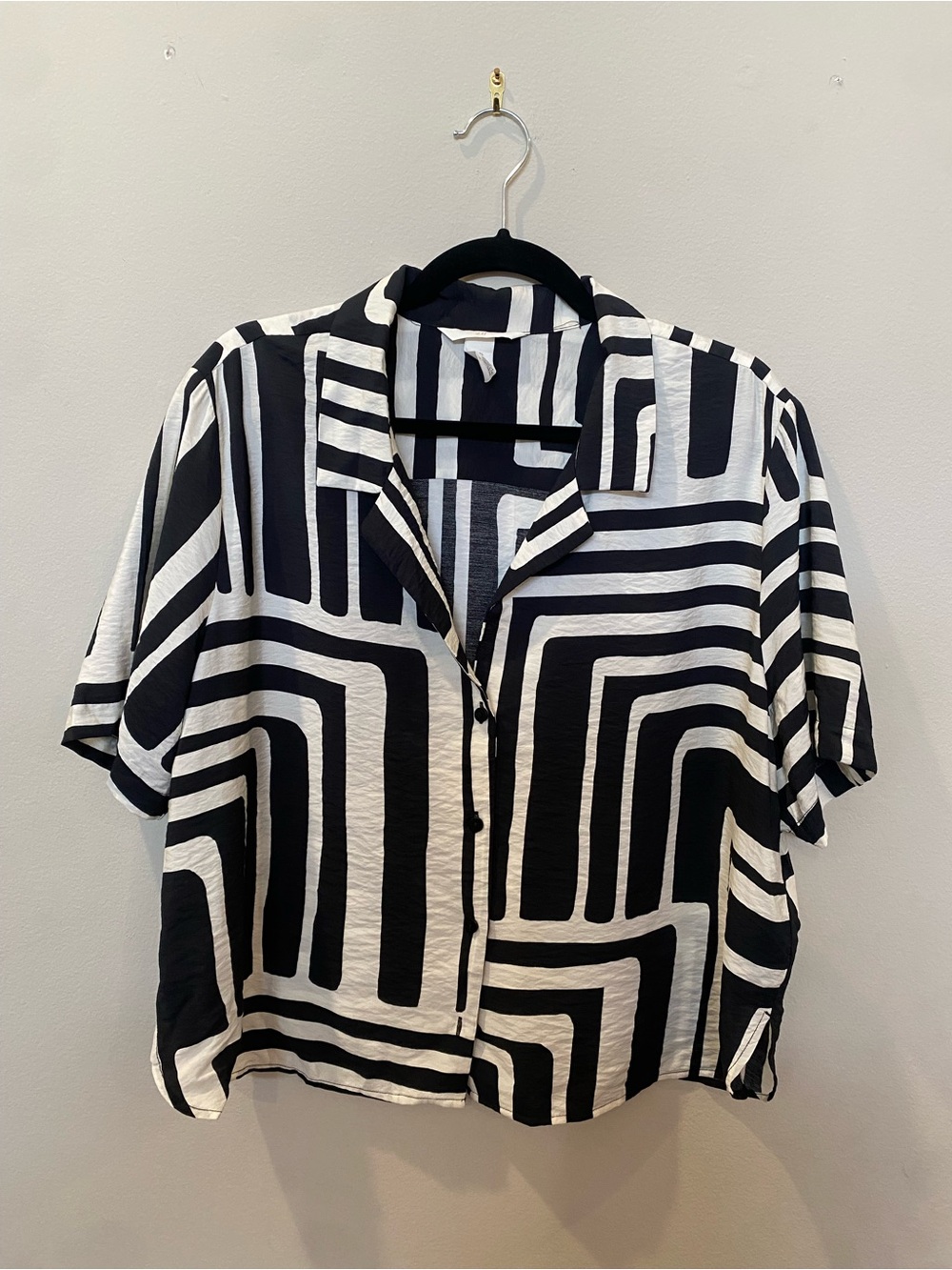 H&M Black and White Geometric Short-Sleeve Button-Up Cropped Shirt - Picture 2 of 5